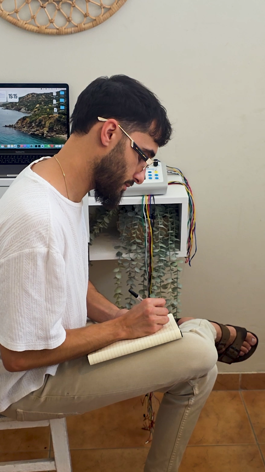 מטפל יושב וכותב במחברת